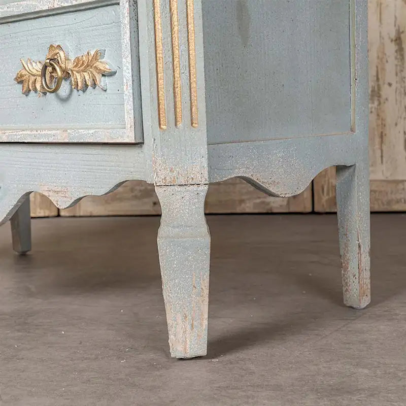 Meuble haut à 2 tiroirs en bois, couleur crème et bleu clair vieilli, avec des touches dorées
