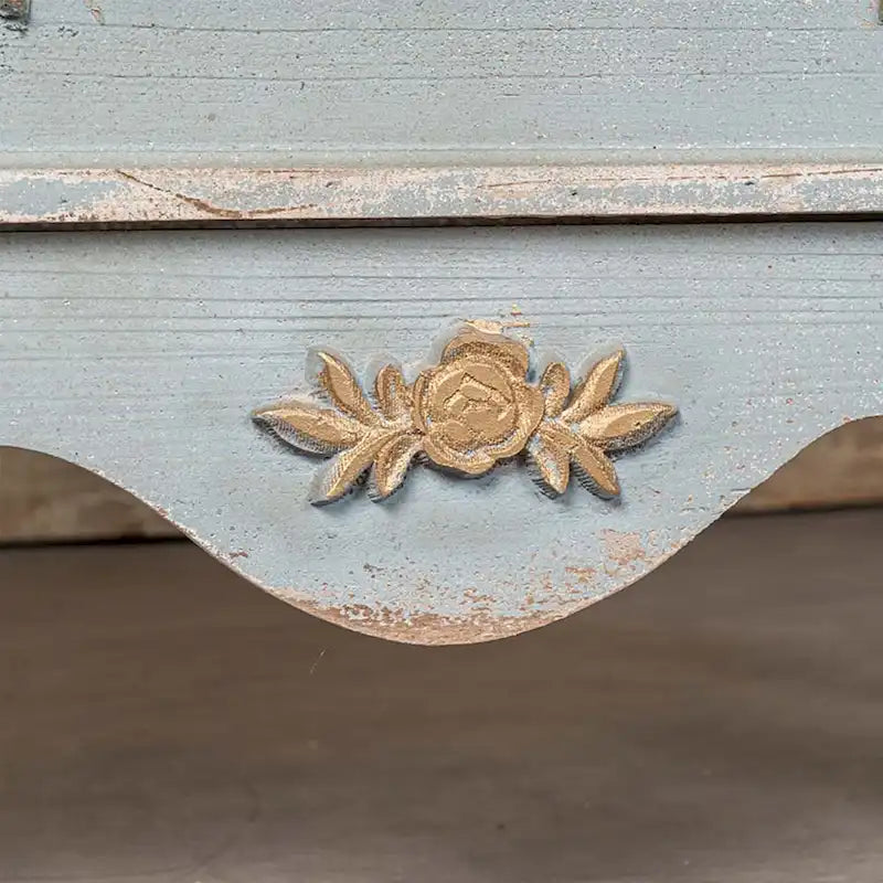 Meuble haut à 2 tiroirs en bois, couleur crème et bleu clair vieilli, avec des touches dorées
