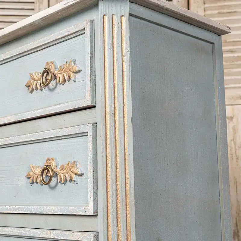Meuble haut à 2 tiroirs en bois, couleur crème et bleu clair vieilli, avec des touches dorées