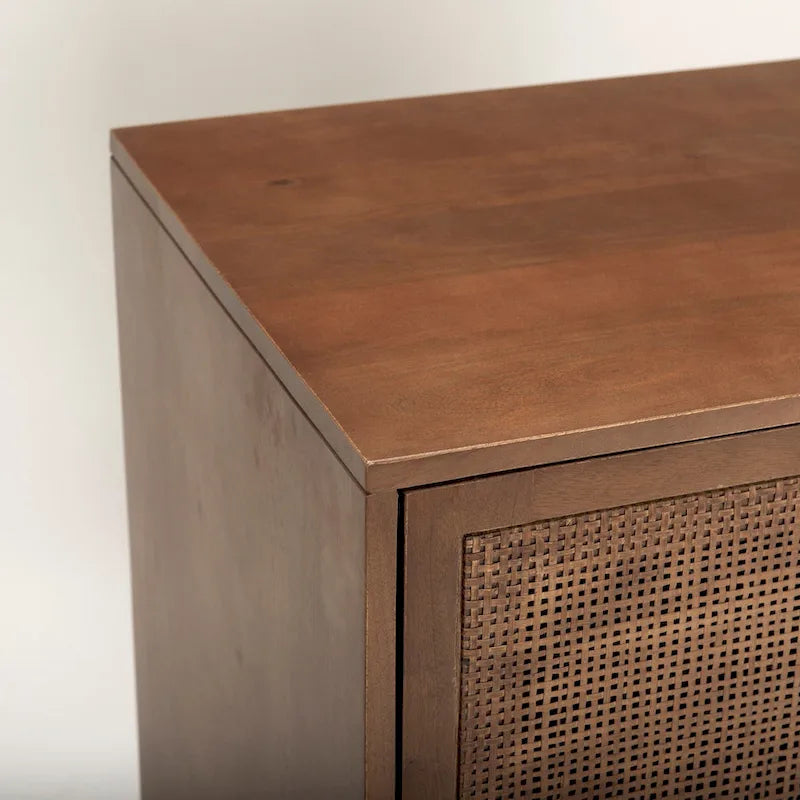Meuble d'appoint en bois massif brun moyen avec portes en rotin