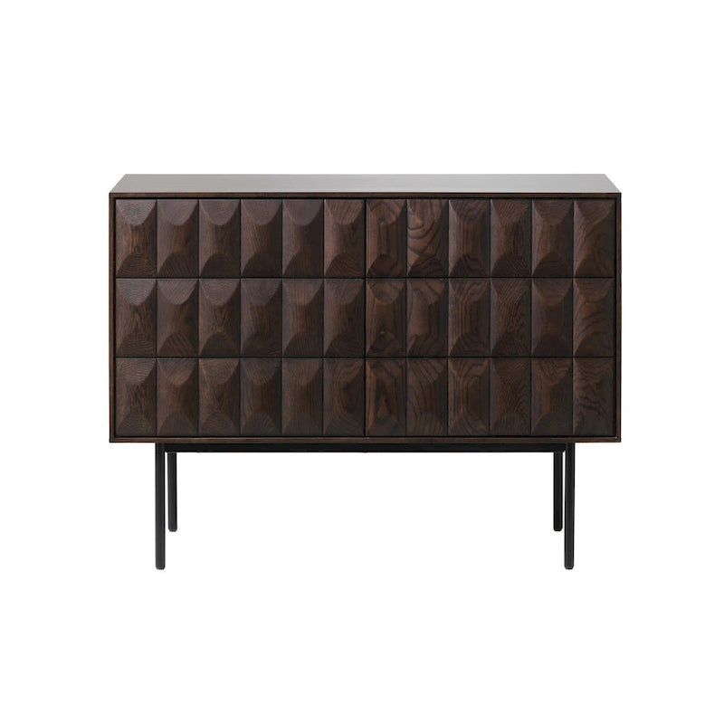 Buffet moderne en chêne espresso avec portes géométriques et base en métal noir mat