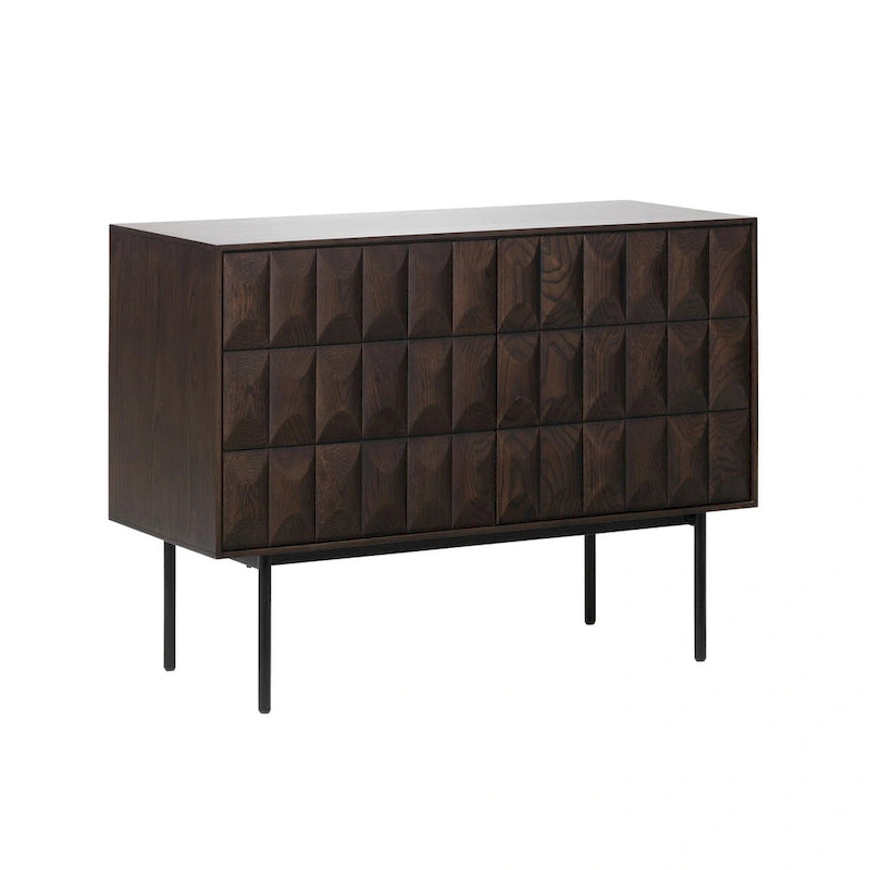 Buffet moderne en chêne espresso avec portes géométriques et base en métal noir mat