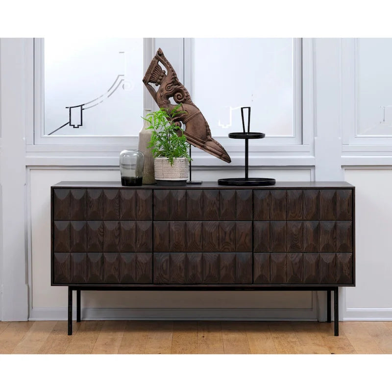 Buffet moderne en chêne espresso avec portes géométriques et base en métal noir mat